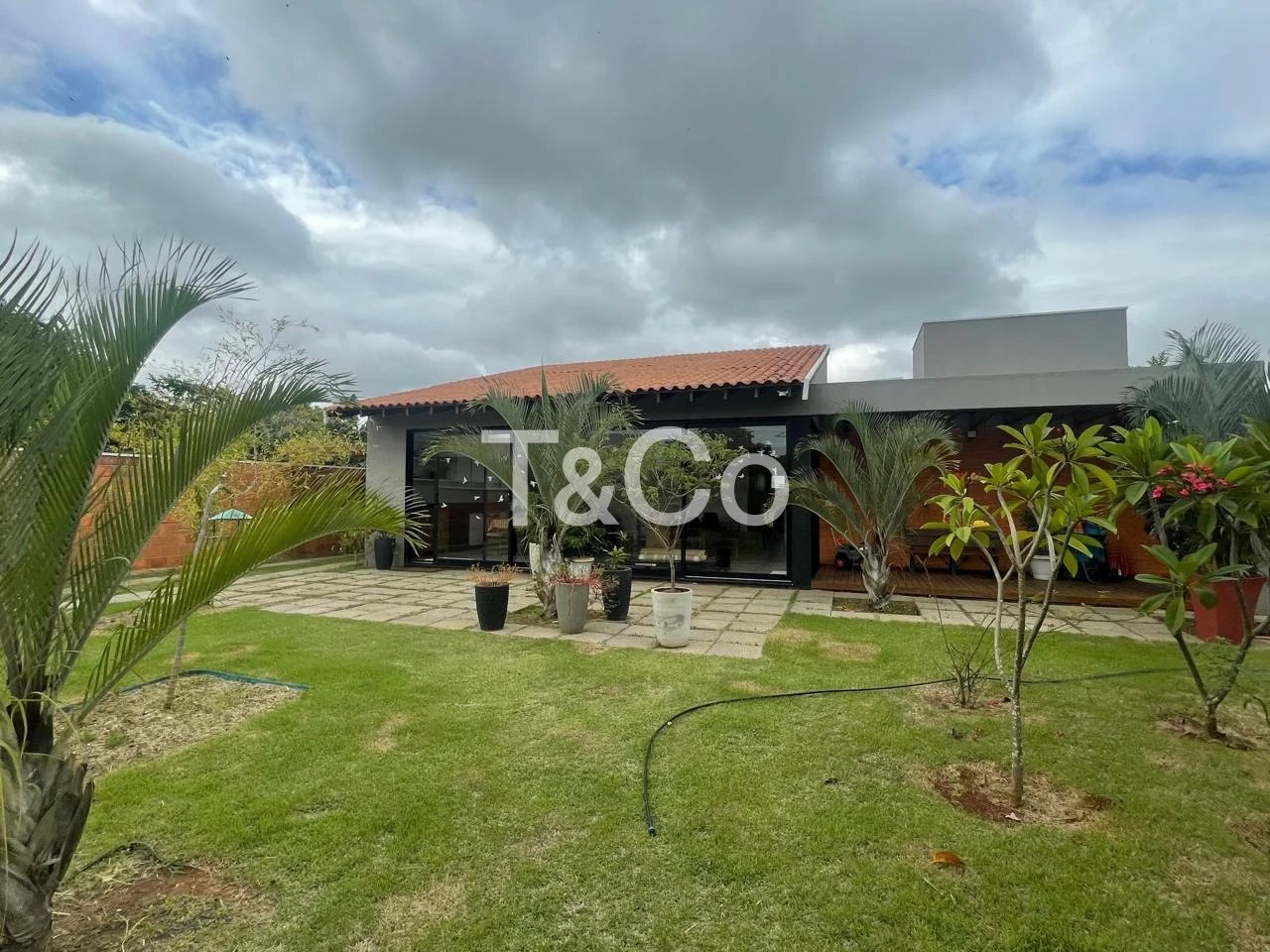 Casa Em Condominio Para Venda e Locação No Alphaville