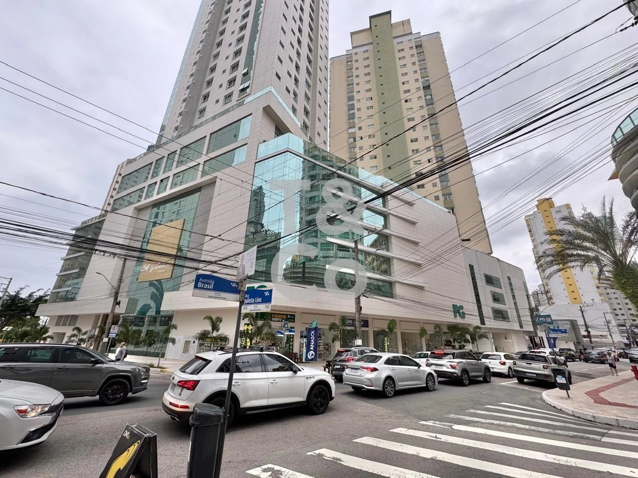 Salão Comercial Para Venda e Locação Na Avenida Brasil No Skyline Tower Em Balneário Camboriú