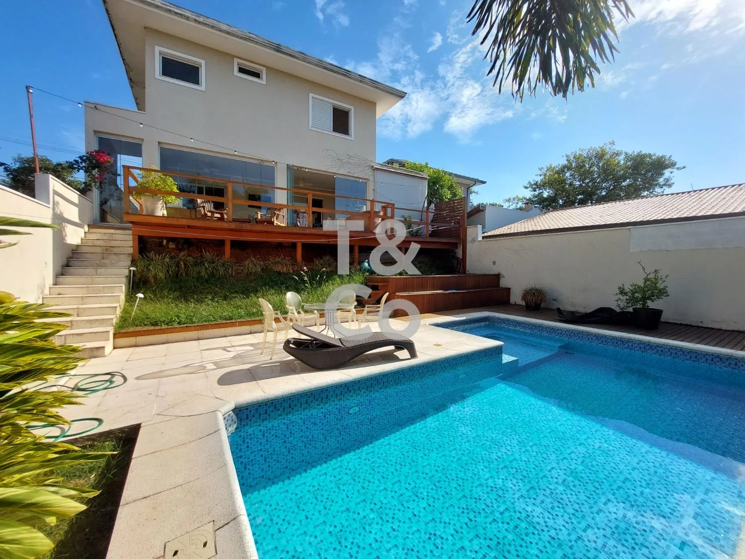 Casa Com Vista e Varanda Gourmet À Venda No San Conrado, Sousas
