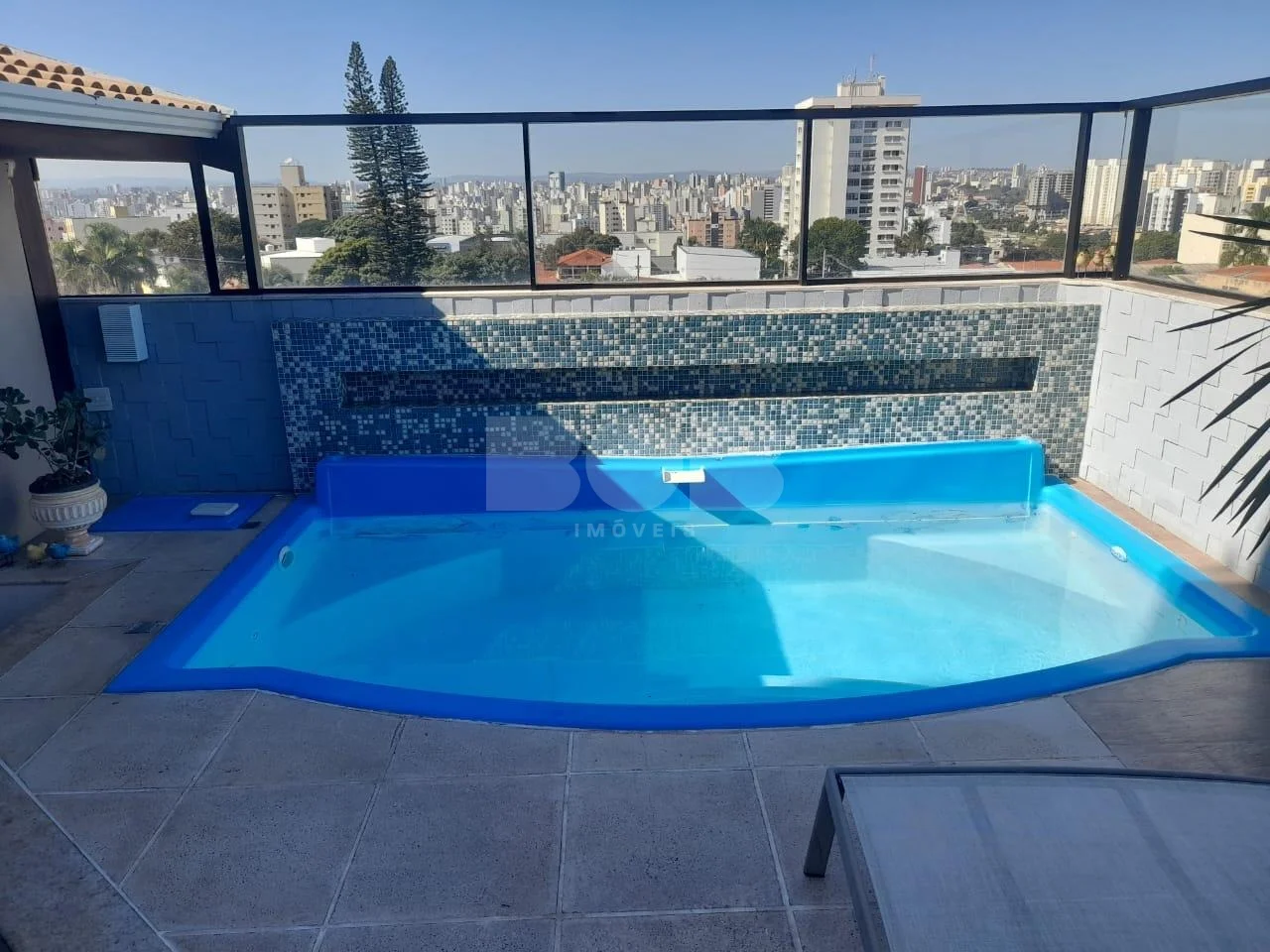Vendo Apartamento de Cobertura Contendo 280,00