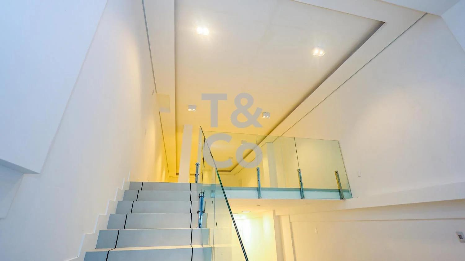 Sala Comercial À Venda Em Balneário Camboriú Com 170m Mezanino e 1 Vaga Privativa