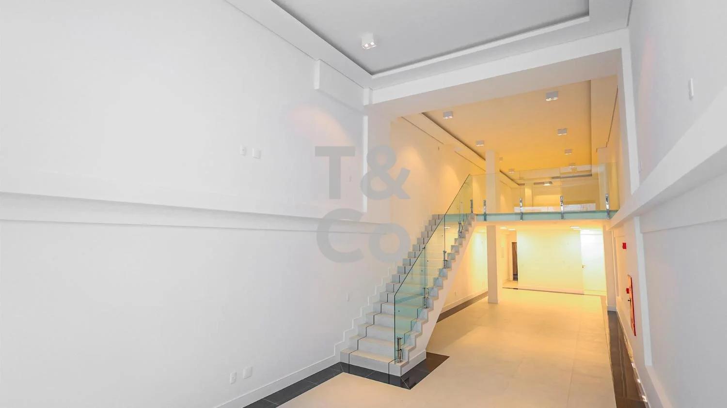 Sala Comercial À Venda Em Balneário Camboriú Com 179m Mezanino e 1 Vaga Privativa